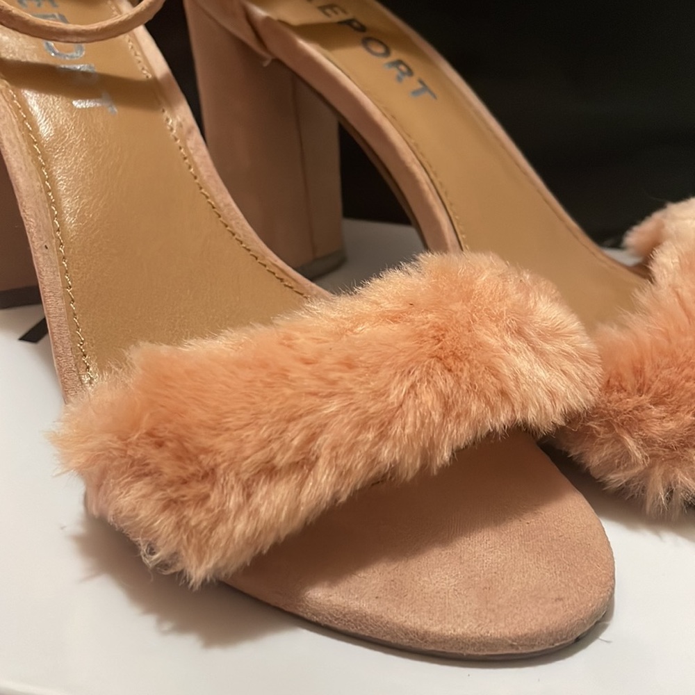 🩷🖤🩷Report Mirren Pink fuzzy heels👠